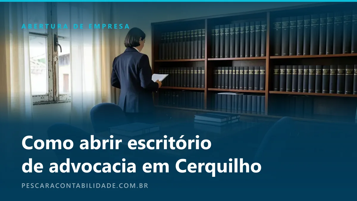 Sala pequena de escritório com mesa de madeira, pilhas de processos encadernados, estante de livros e uma advogada de costas junto à janela.
