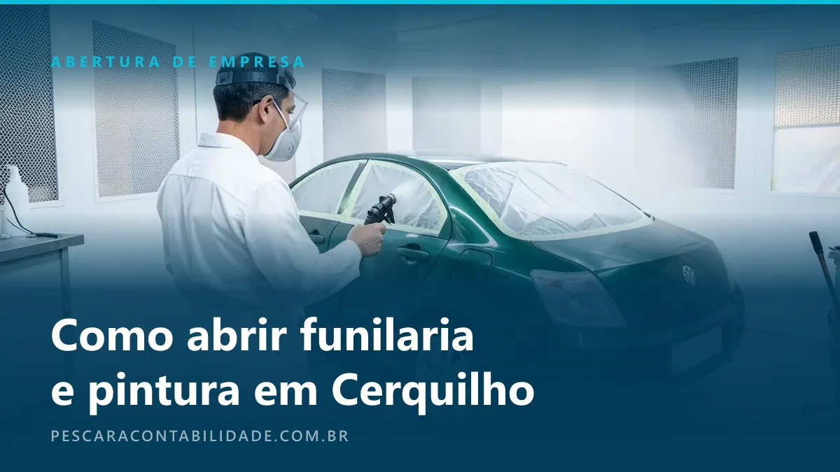 Pintor de macacão branco e máscara respiratória aplica tinta com pistola na porta de um carro dentro de uma cabine de pintura iluminada.