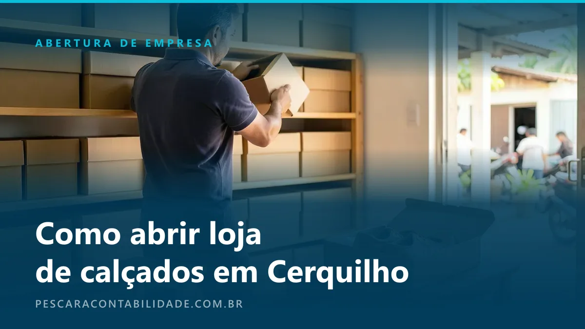 Lojista de costas guarda uma caixa de sapato numa estante de madeira cheia de caixas de papelão lisas, com um par de sapatos de couro numa caixa aberta sobre a mesa.