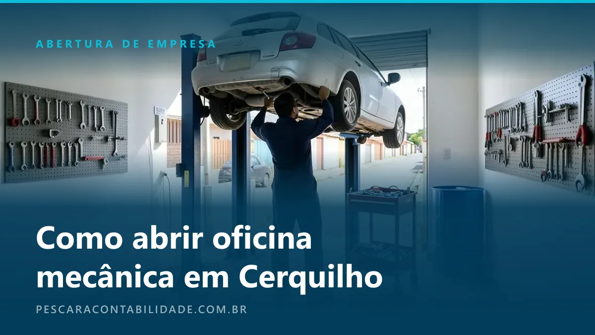 Mecânico de macacão azul, de costas, trabalha com os braços erguidos sob um carro prata levantado no elevador de uma oficina pequena, com a porta aberta para a rua.