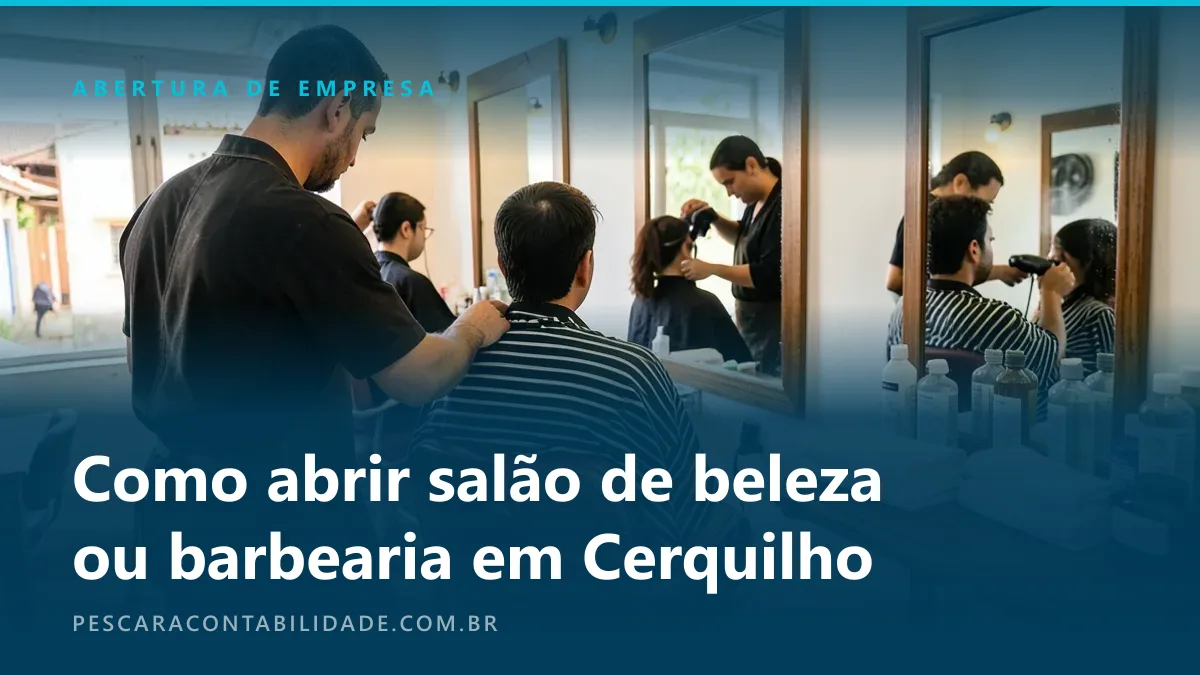 Barbeiro de avental, de costas, ajusta a capa de um cliente na cadeira, enquanto ao fundo uma cabeleireira seca o cabelo de outra cliente.